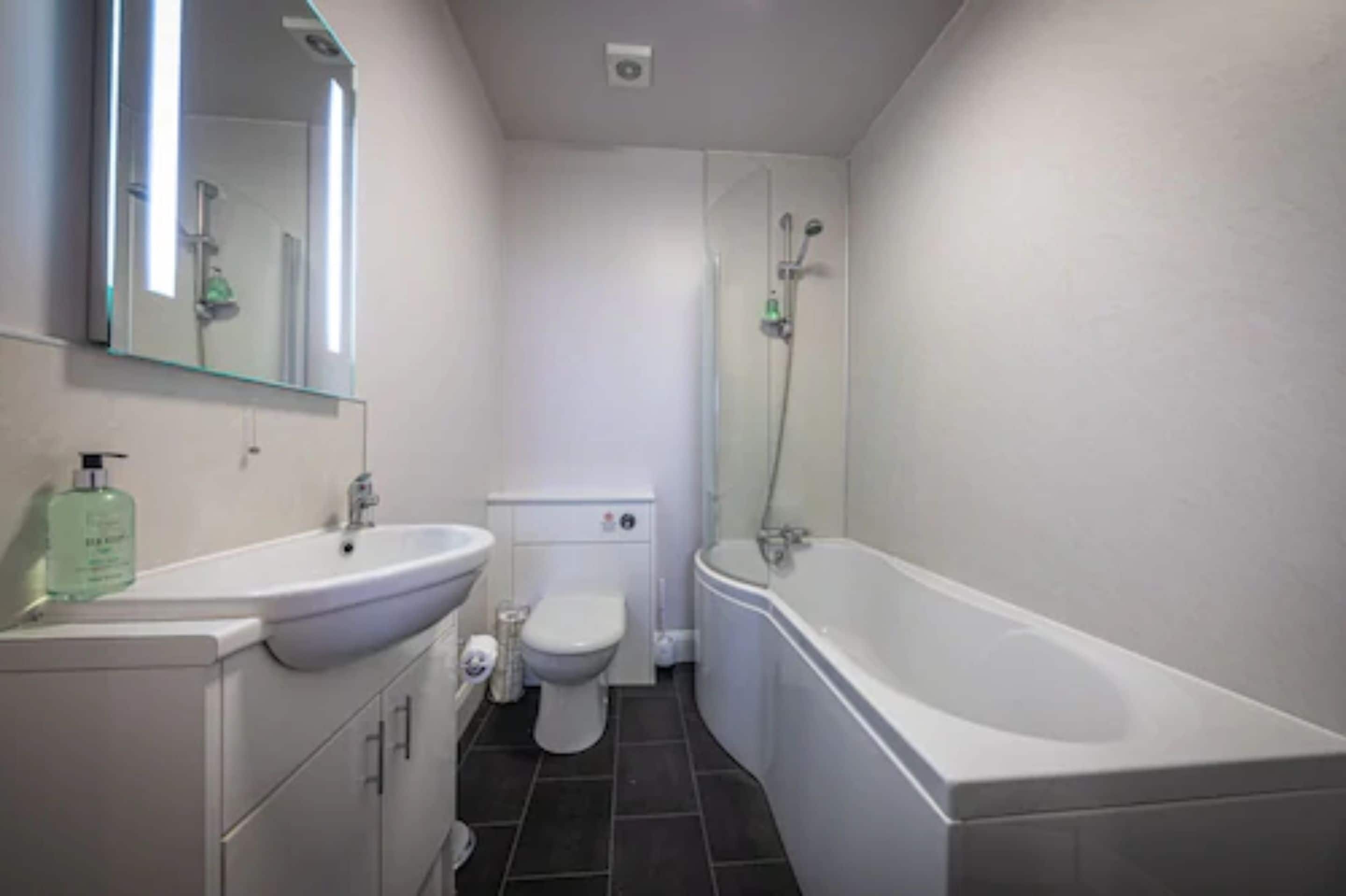 double room, 1 king bed, ensuite, sea view | bathroom | free toiletries, hair dryer, towels