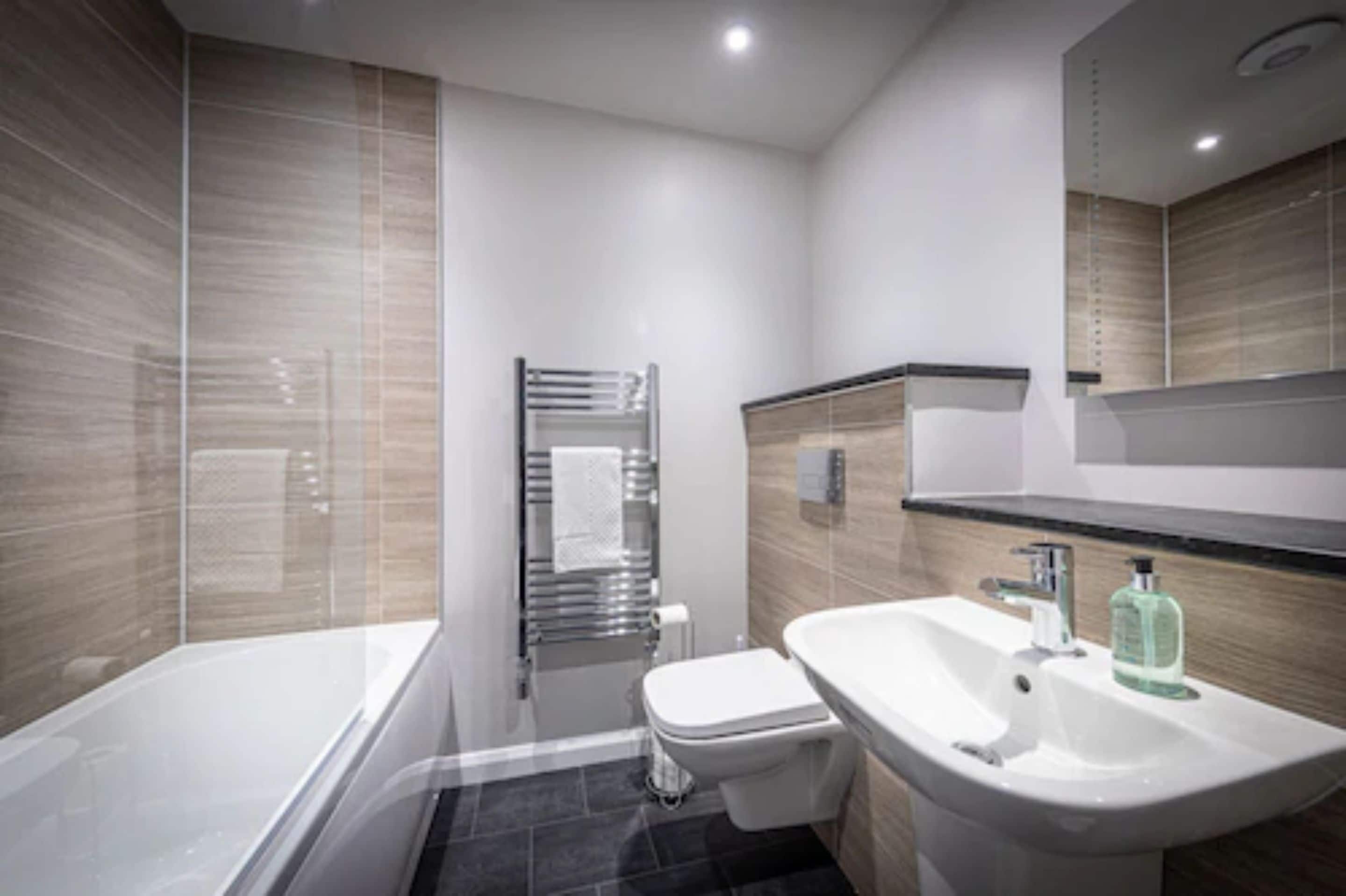 double room, 1 king bed, ensuite, sea view | bathroom | free toiletries, hair dryer, towels