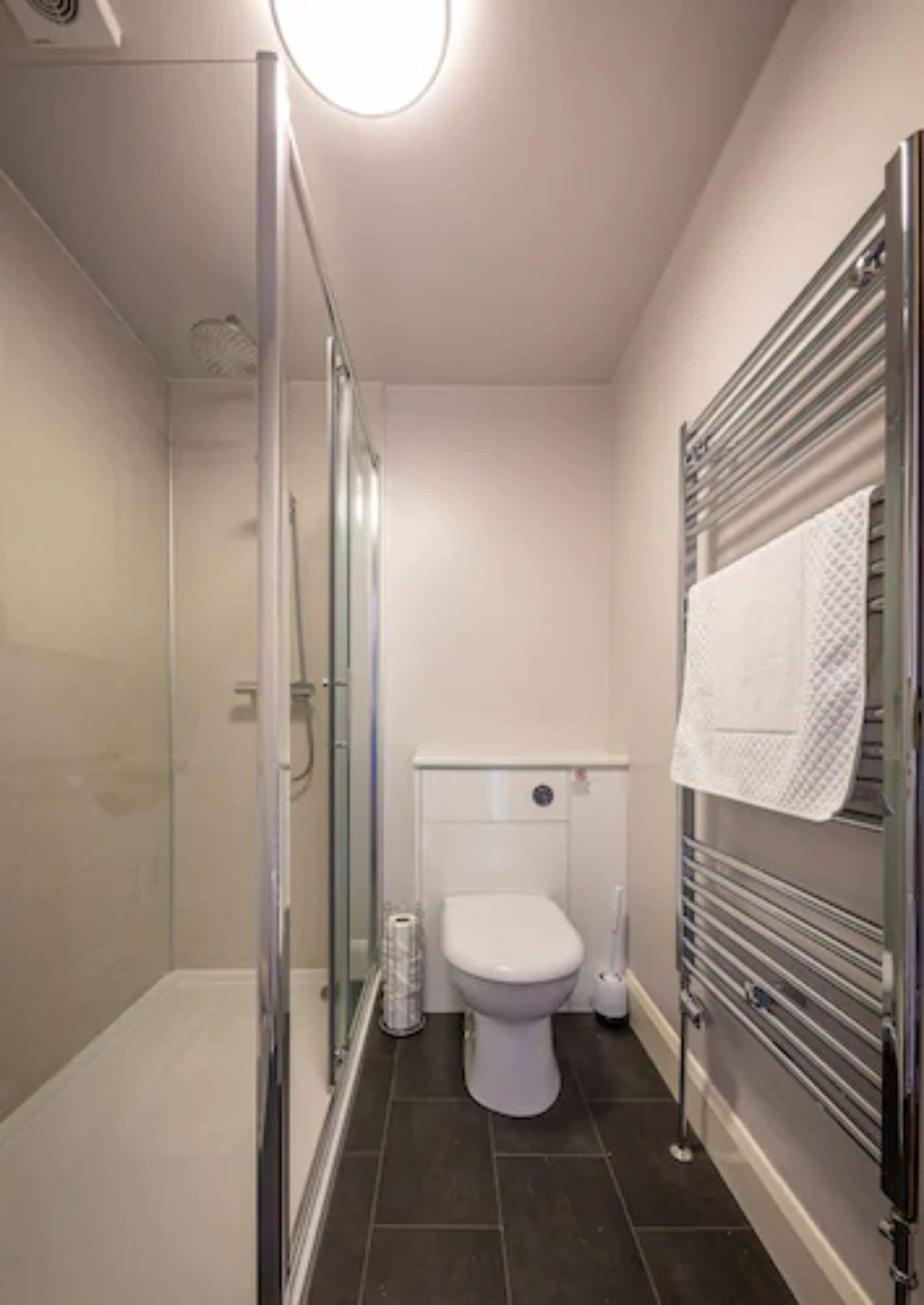 double room, 1 king bed, sea view (in uig lodge) | bathroom shower