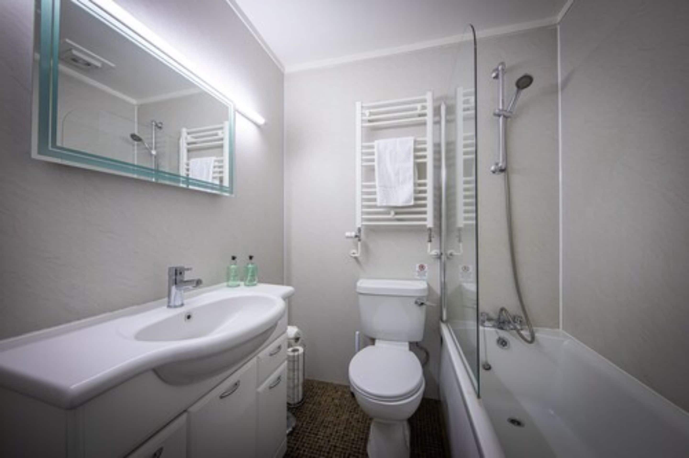 triple room | bathroom | free toiletries, hair dryer, towels