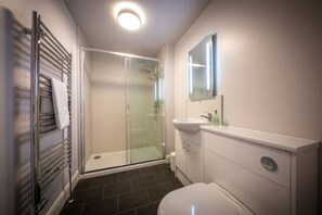 Habitación doble, 1 cama King size, vista al mar (In Uig Lodge) | Regadera en el baño