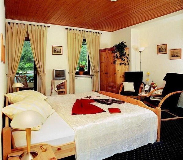 Cots/infant beds, rollaway beds, free WiFi