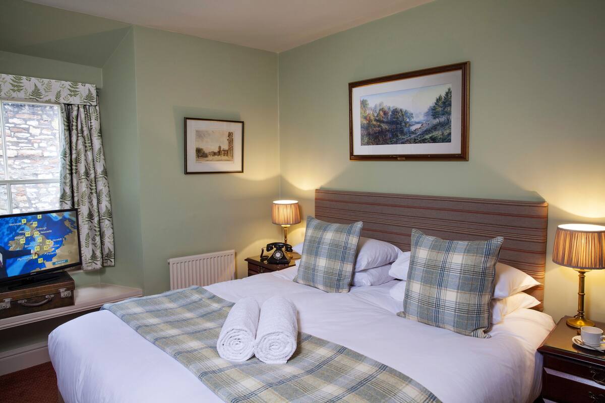 Classic Double or Twin Room | Desk, iron/ironing board (on request), WiFi (free), bed sheets