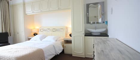 Habitación doble | Tabla de planchar con plancha, wifi gratis y ropa de cama