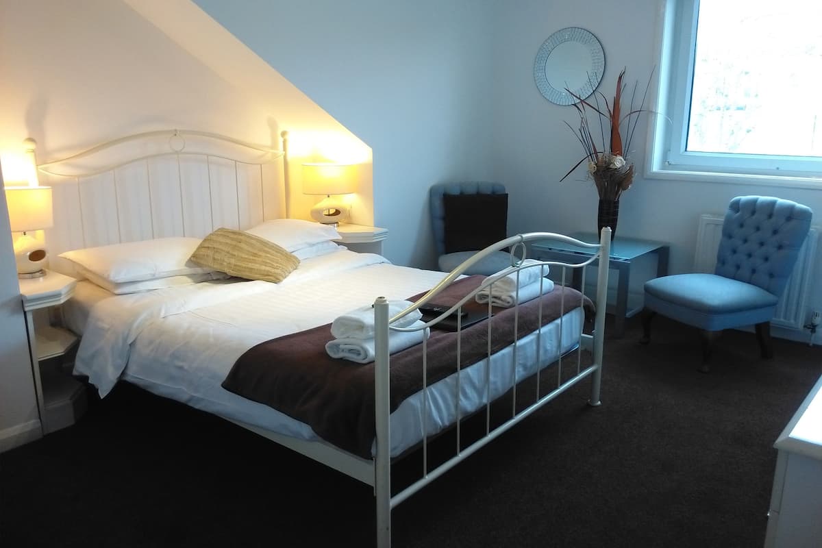Iron/ironing board, free WiFi, bed sheets