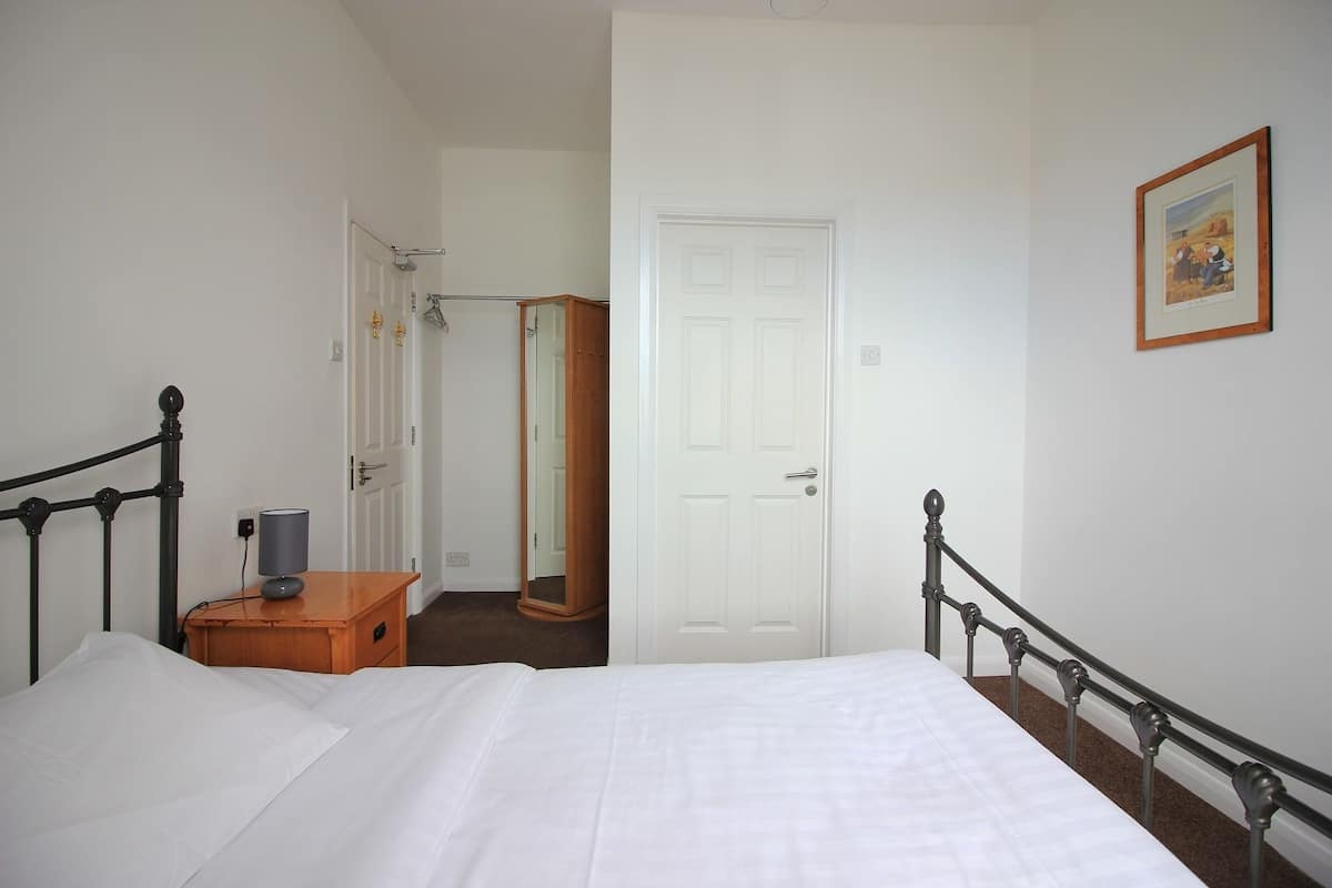 Basic Double Room Single Use, 1 Double Bed | Iron/ironing board, free WiFi, bed sheets