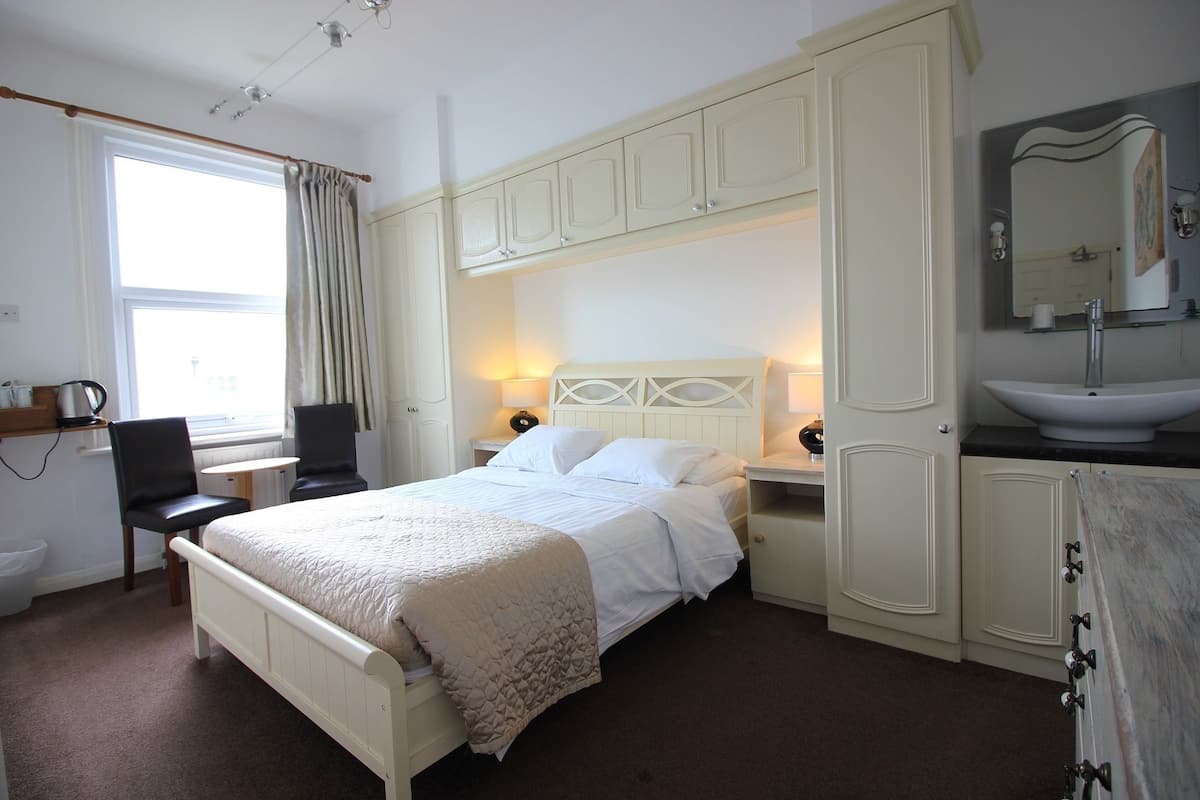 Double Room | Iron/ironing board, free WiFi, bed sheets
