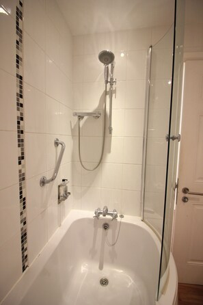 Double Room | Bathroom | Shower, free toiletries, hair dryer, towels