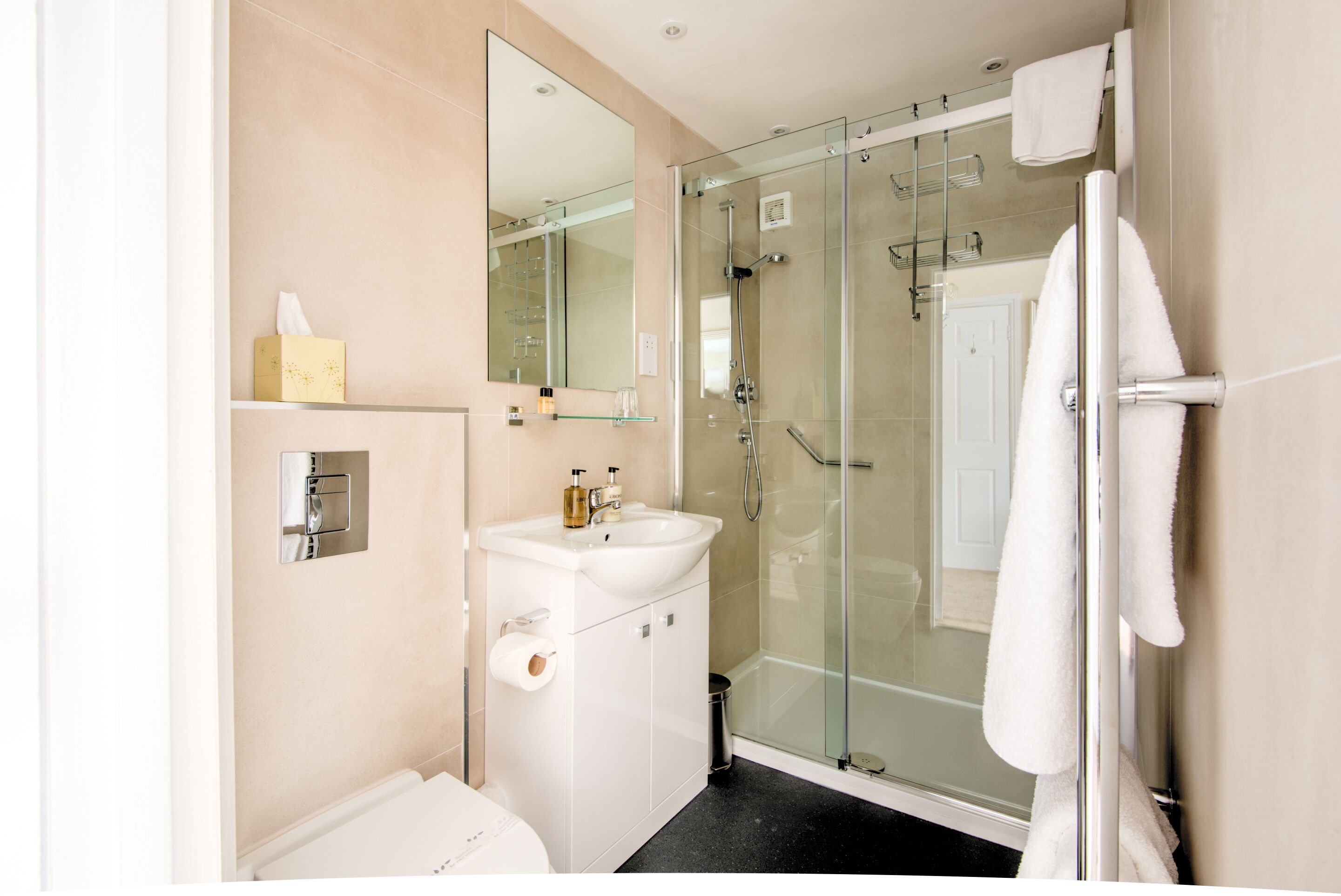 Superior Double Room, Ensuite, Park View | Bathroom | Shower, free toiletries, hair dryer, towels