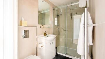 Superior Double Room, Ensuite, Park View | Bathroom | Shower, free toiletries, hair dryer, towels