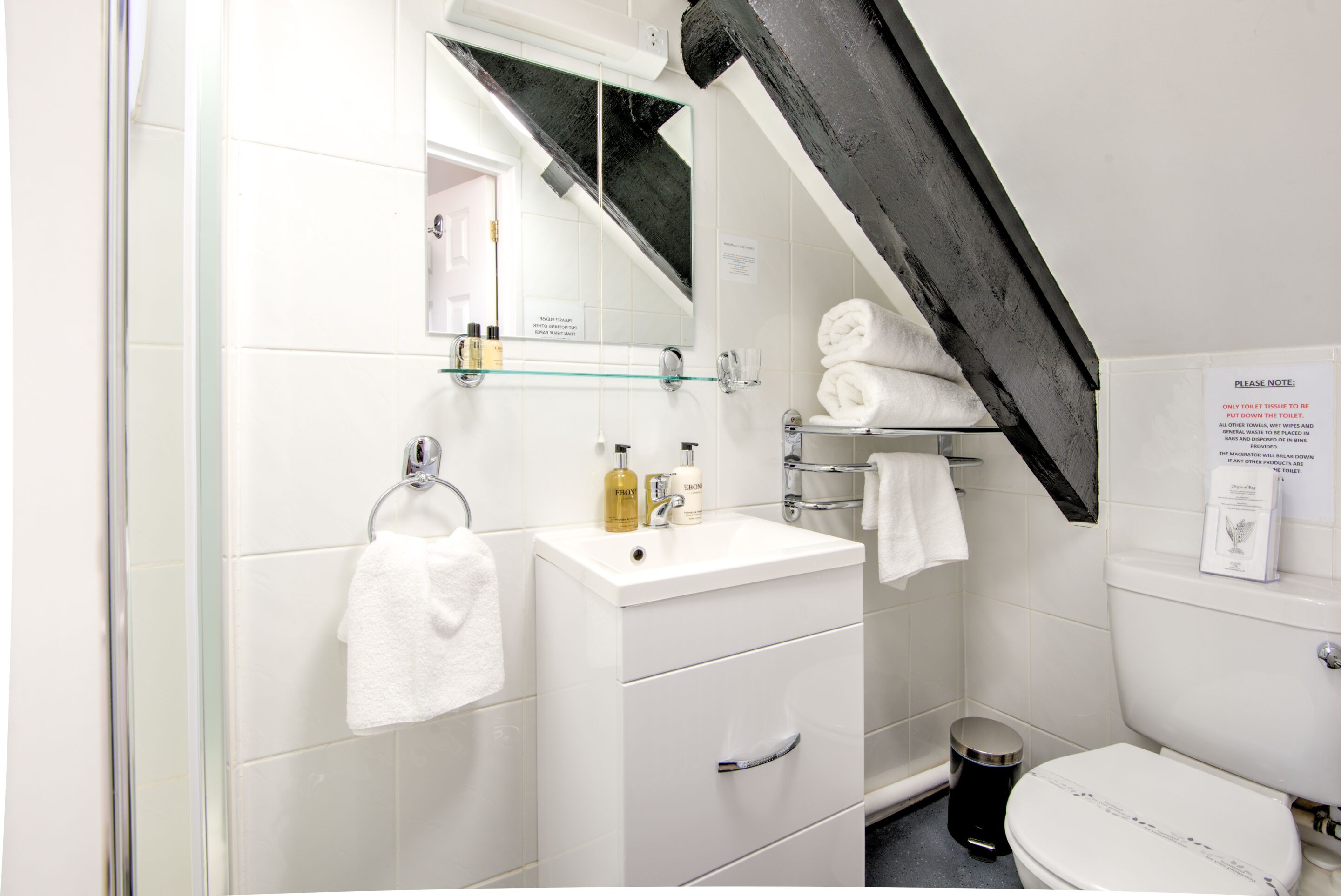 Habitación doble Confort, baño en la habitación, vista al río (3) | Baño | Regadera, amenidades de baño gratuitas, secadora de cabello, toallas 