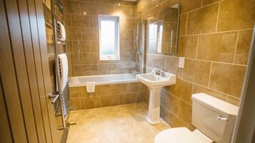 Luxury Double Room, Ensuite | Bathroom | Free toiletries, hair dryer, towels