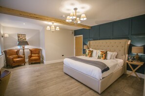 Suite Luxe, salle de bains attenante | Décoration personnalisée, ameublement personnalisé, bureau