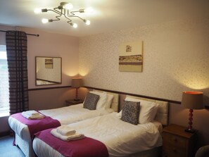 Twin Room, Ensuite - Meare Manor (Glastonbury)