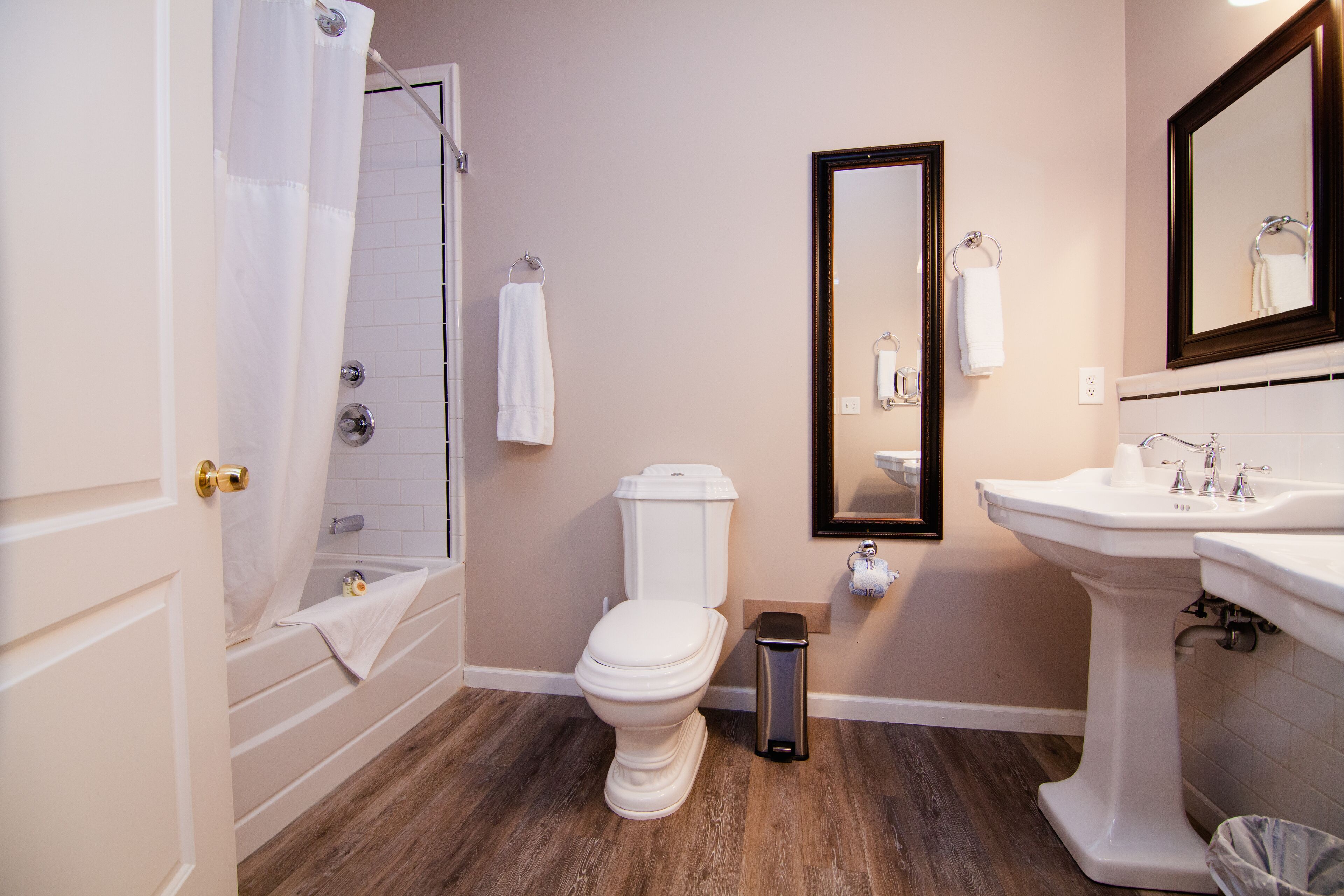 deluxe king suite | bathroom | free toiletries, hair dryer, towels, soap