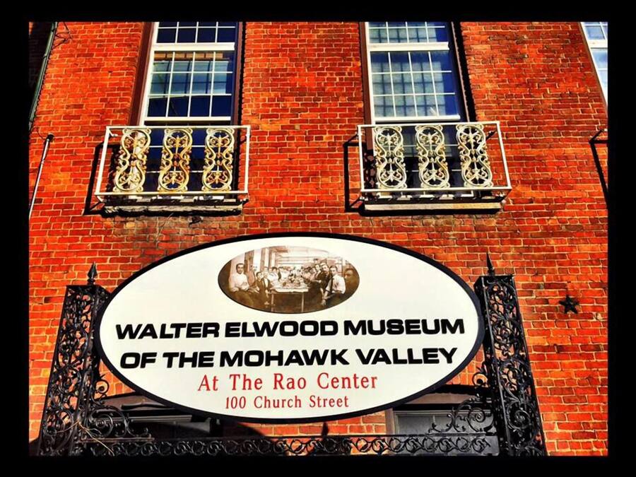 Un bâtiment portant une enseigne indiquant le «
Musée Walter Elwood de la vallée de la rivière Mohawk, situé au centre Rao, au 100, rue Church
».