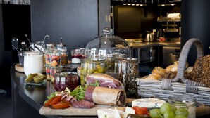 A buffet with various food items including meats, cheeses, and fruits. - Teaterhotellet (Horsens)