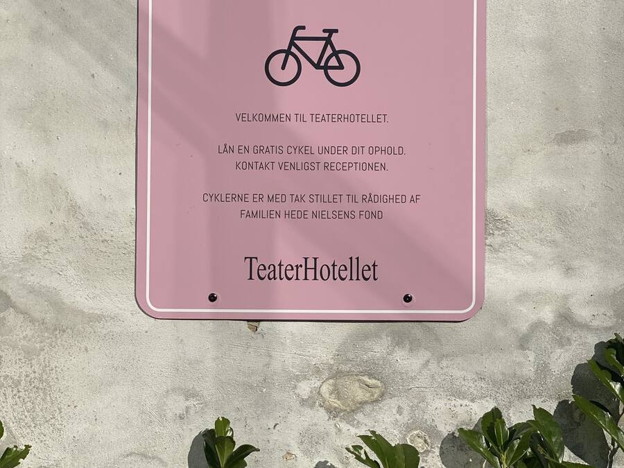 Señal que ofrece servicio de alquiler de bicicletas en TeaterHotellet.