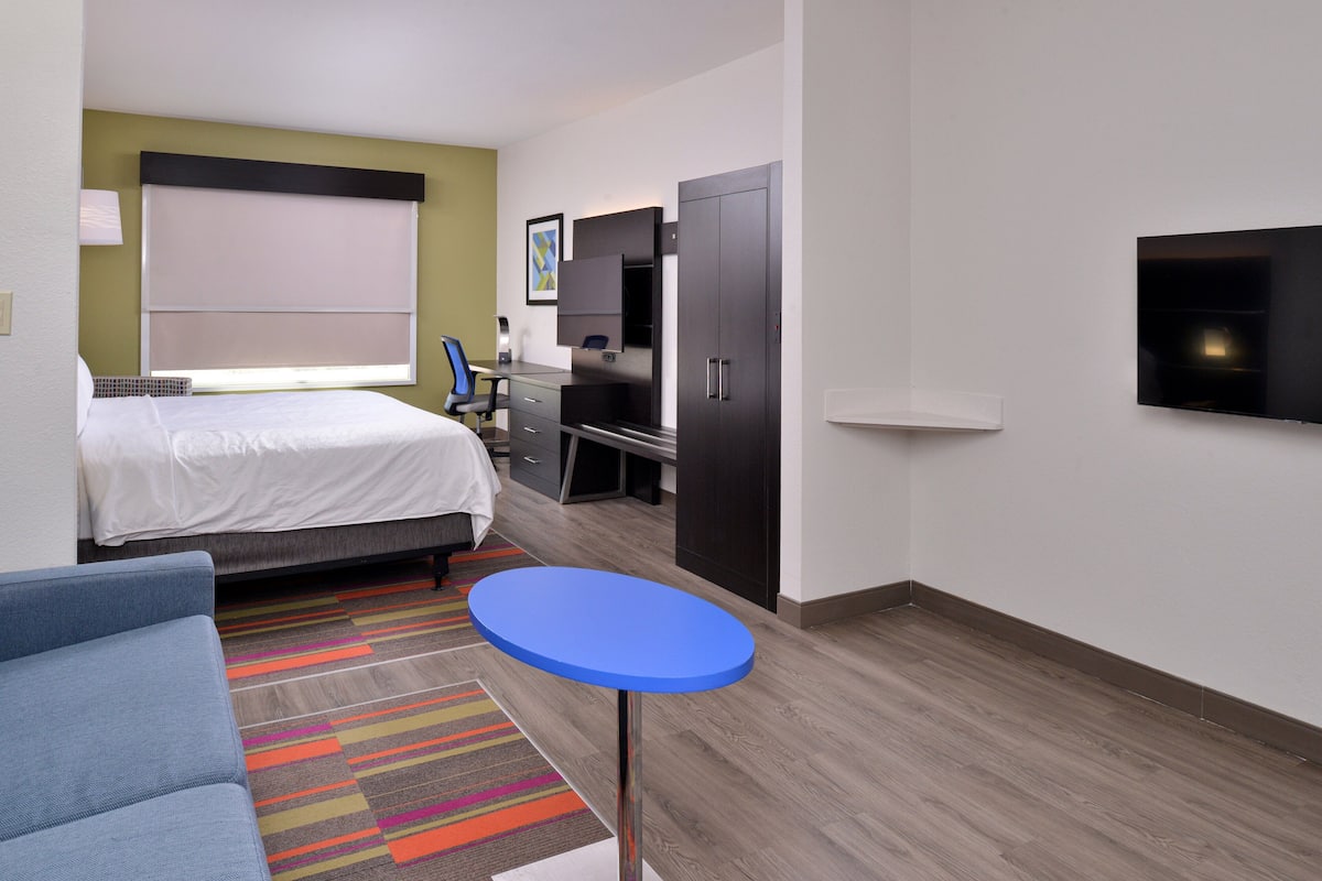 1 bedroom, premium bedding, in-room safe, desk