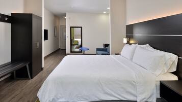 Ropa de cama de alta calidad y caja de seguridad en la habitación