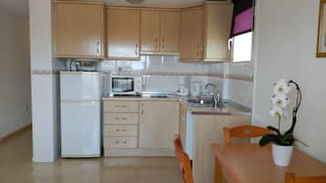 Full-sized fridge, microwave, stovetop, coffee/tea maker