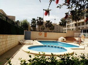 Outdoor pool, pool umbrellas, sun loungers