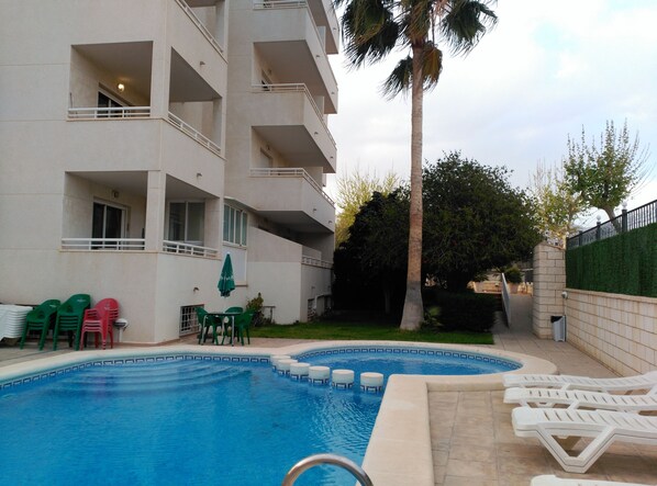 Outdoor pool, pool umbrellas, sun loungers