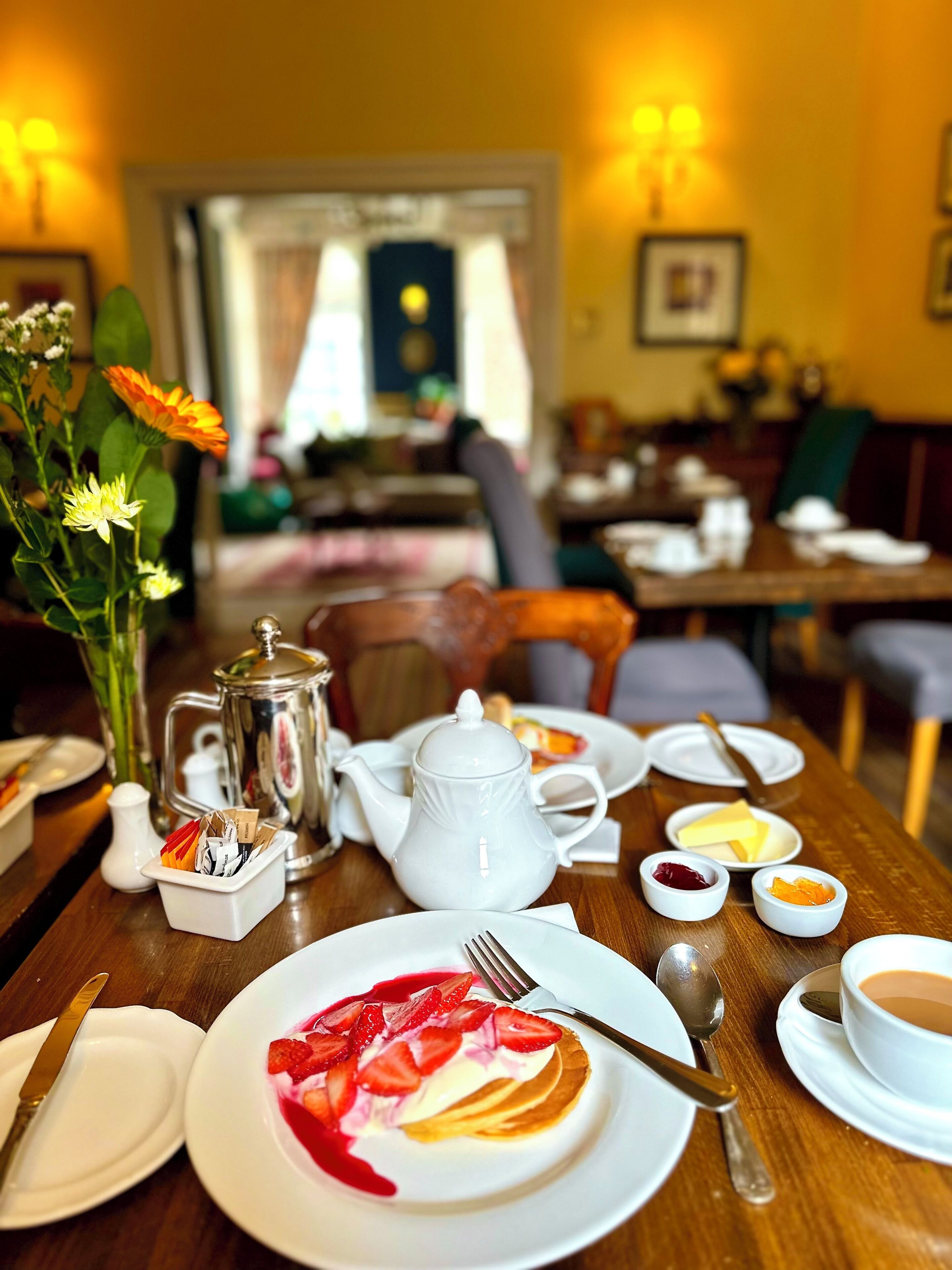 Daily full breakfast (GBP 15 per person)