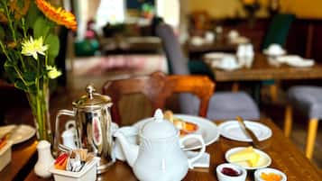 Daily full breakfast (GBP 15 per person)