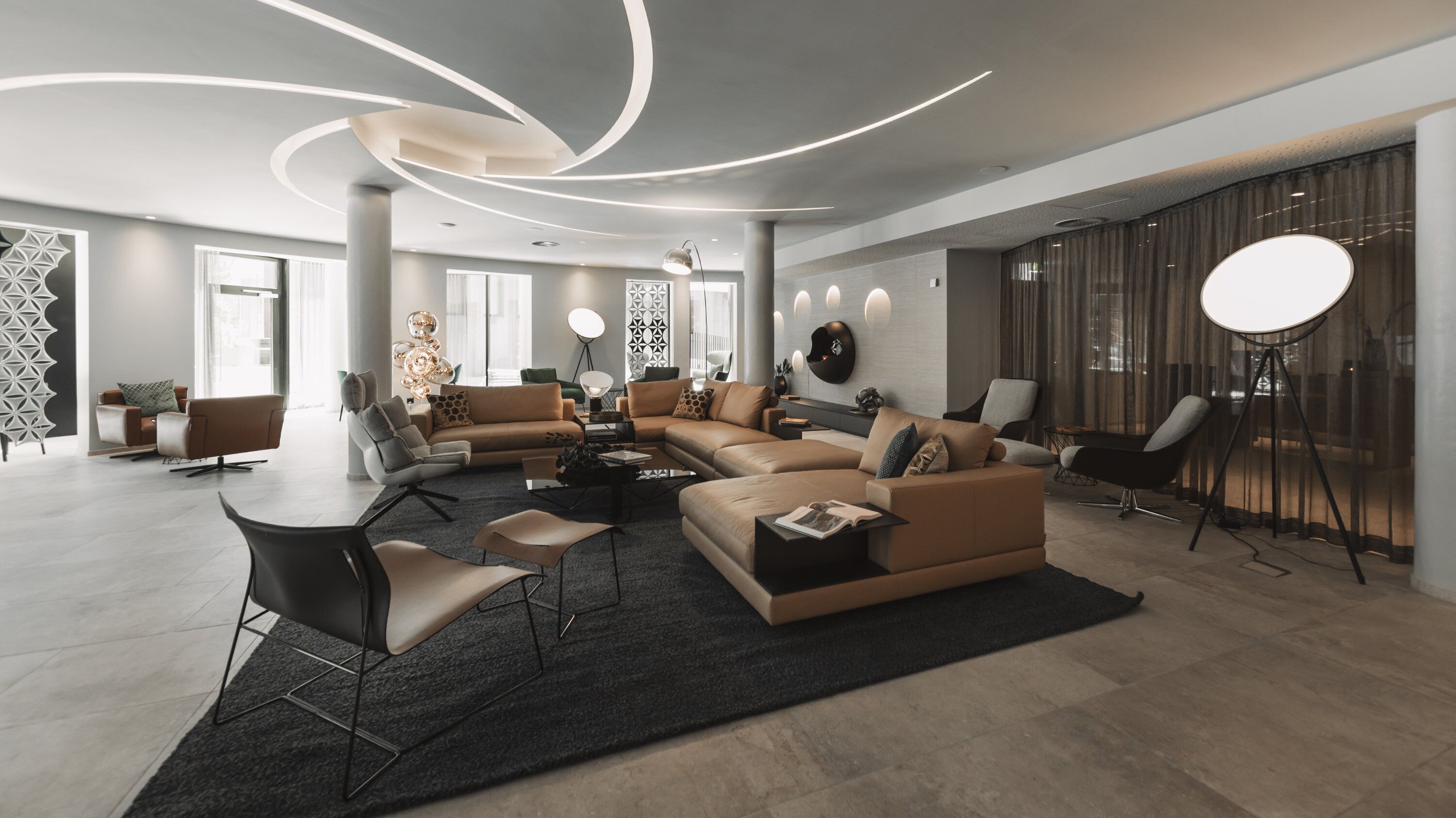 Un salon moderne comprenant un canapé d’angle, une table basse et un coin repas avec une table et des chaises.