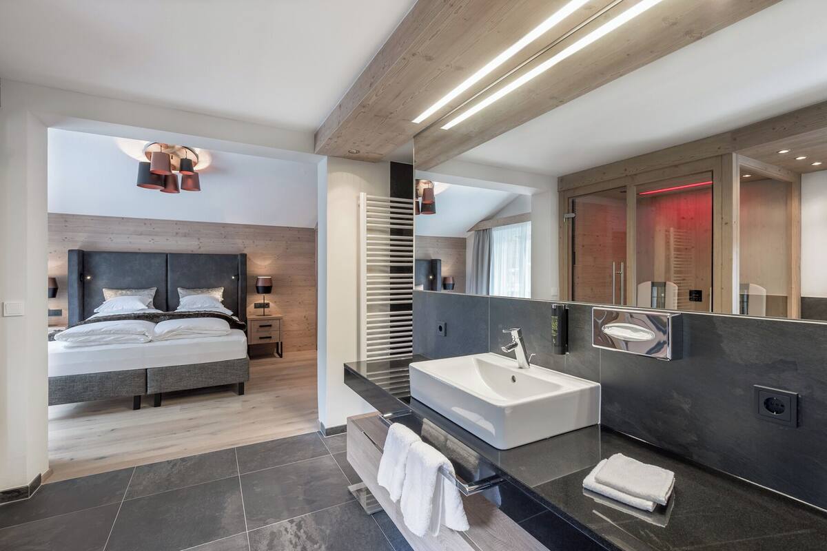 Premium Suite, 3 Bedrooms, Sauna, Mountain View | 2 bedrooms, hypo-allergenic bedding, in-room safe, desk