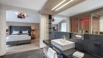 Suíte premium, 3 quartos, sauna seca, vista para a montanha | 2 quartos, roupas de cama antialérgicas, cofres nos quartos