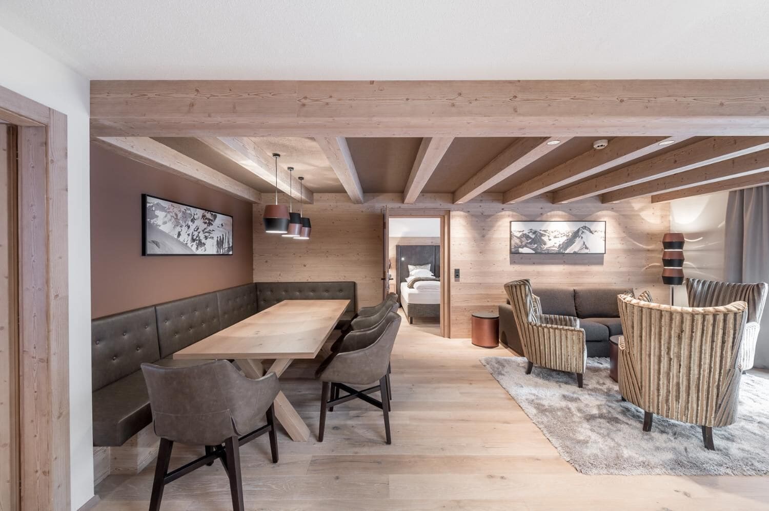 Un interior moderno con comedor, asientos y un dormitorio.