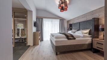 Deluxe suite, 3 slaapkamers | 2 slaapkamers, hypoallergeen beddengoed, een kluis op de kamer