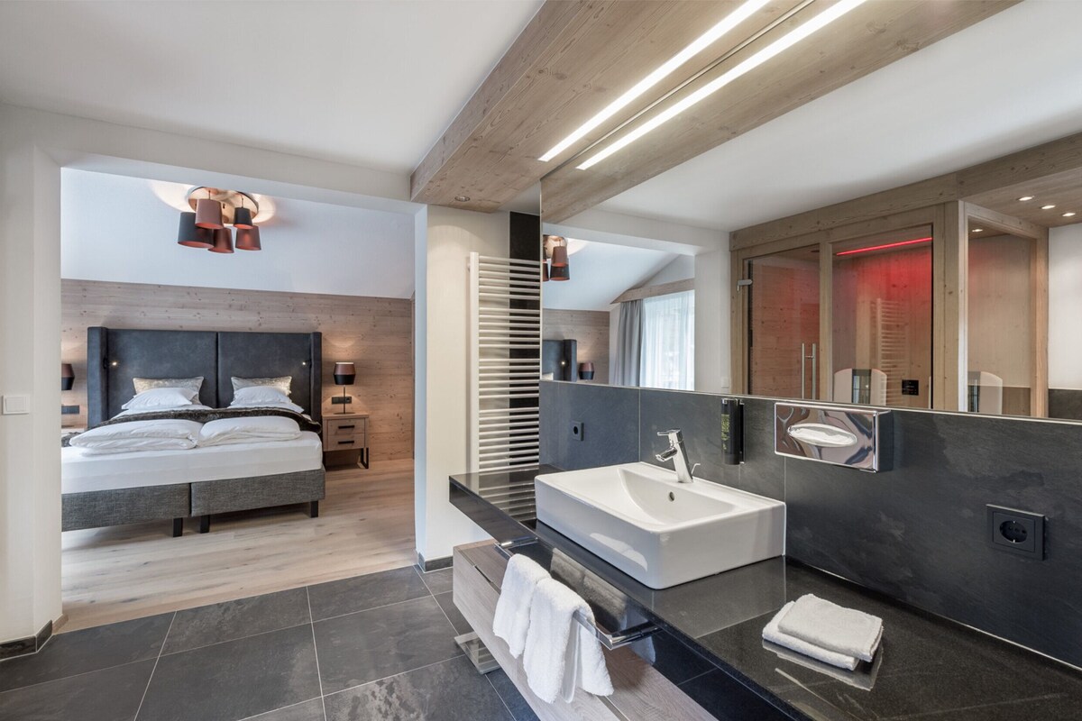Un dormitorio moderno con una cama grande, mesitas de noche y un armario empotrado.
