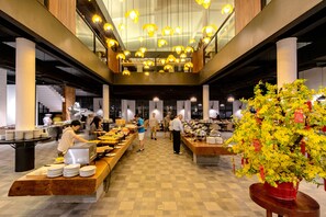 Phục vụ bữa sáng, bữa trưa, bữa tối và bữa sáng muộn