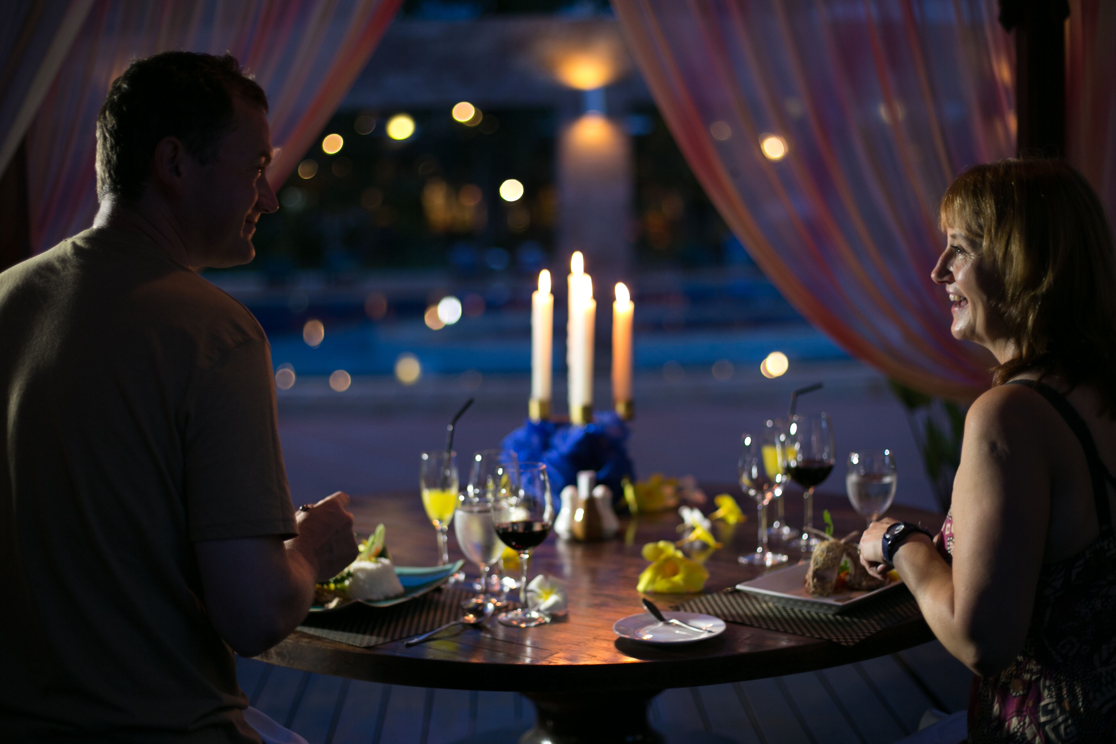 breakfast, lunch and dinner served