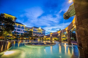 Outdoor pool, pool umbrellas - Pacific Hotel & Spa (Siem Reap)