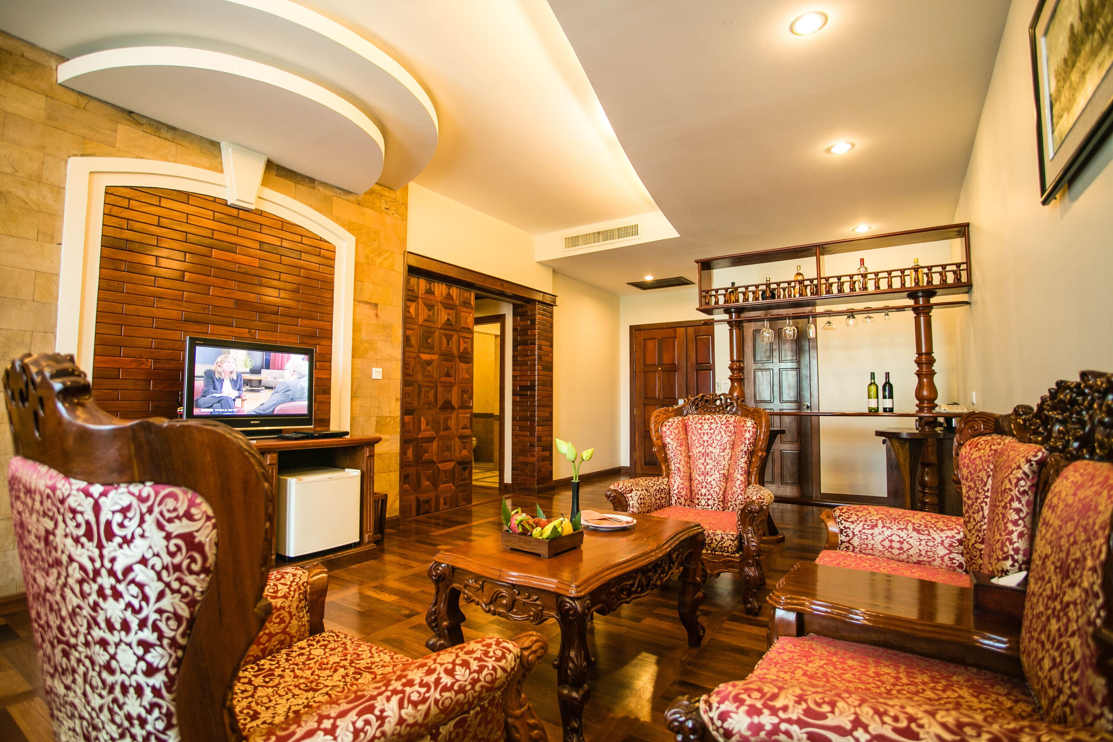 pacific suite | living area | 21-inch tv with satellite channels