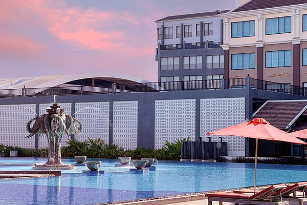 Outdoor pool, pool umbrellas
