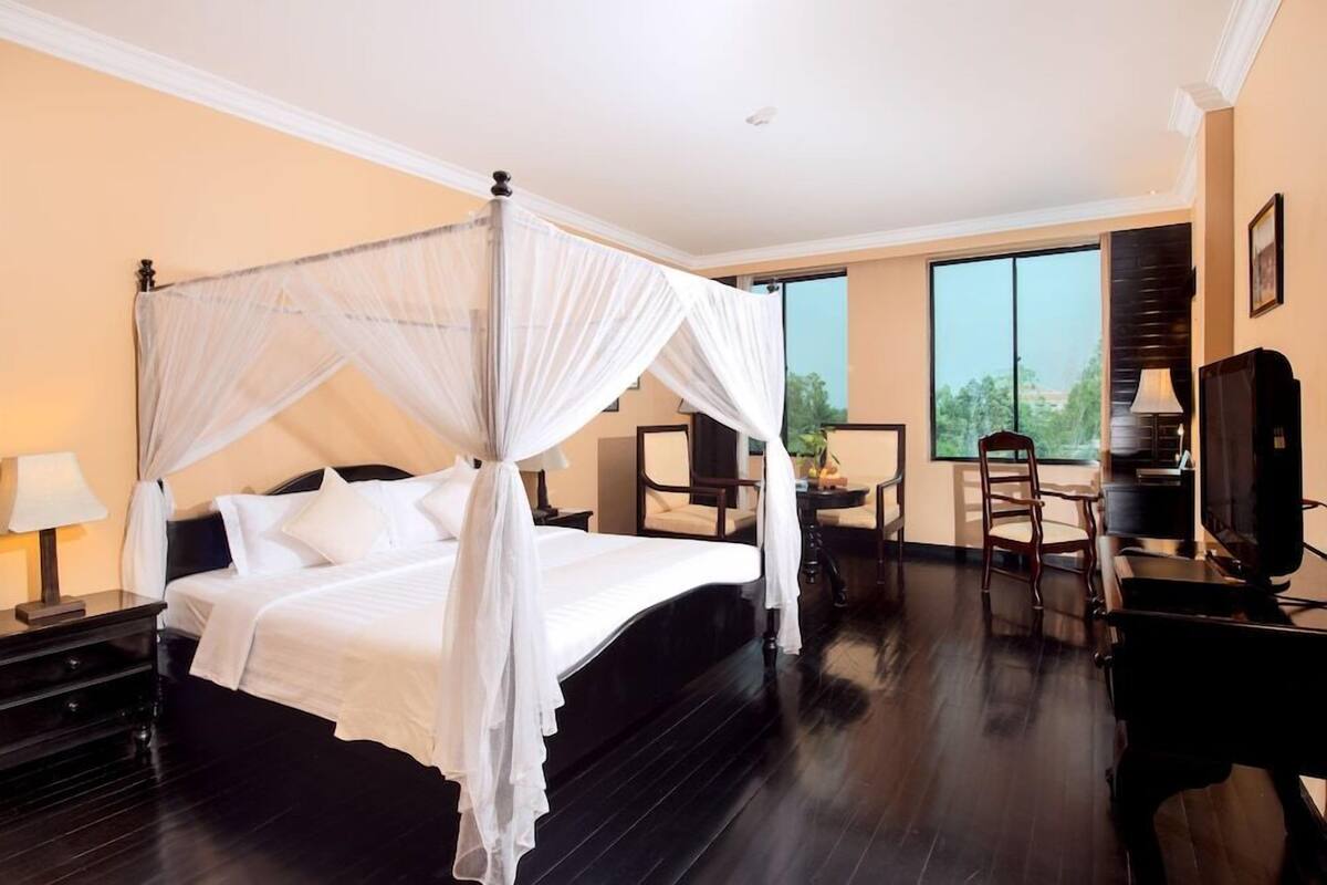 Frigobar, cofres nos quartos, escrivaninha, cortinas blackout