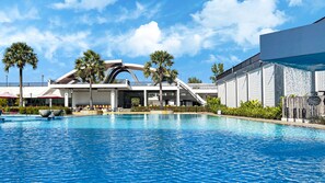 Outdoor pool, pool umbrellas - Pacific Hotel & Spa (Siem Reap)