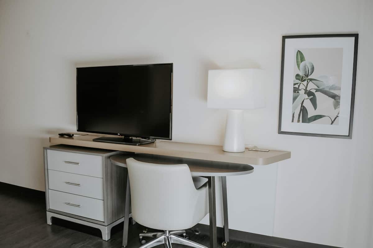 1 quarto, cofres nos quartos, escrivaninha