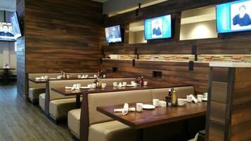 Breakfast, lunch, dinner served; American cuisine