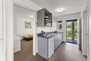 Refrigerador, microondas, placa de cocina, cafetera/tetera