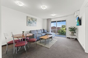 32-inch flat-screen TV with digital channels, TV - Greens Motel (Nelson)