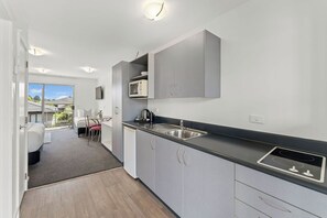 Basic Studio | Private kitchen | Fridge, microwave, stovetop, coffee/tea maker - Greens Motel (Nelson)