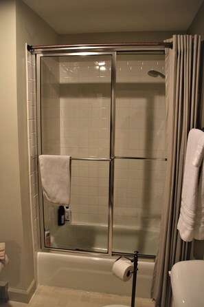 Habitación doble Deluxe, 1 habitación, para no fumadores | Baño | Tina con regadera y toallas 