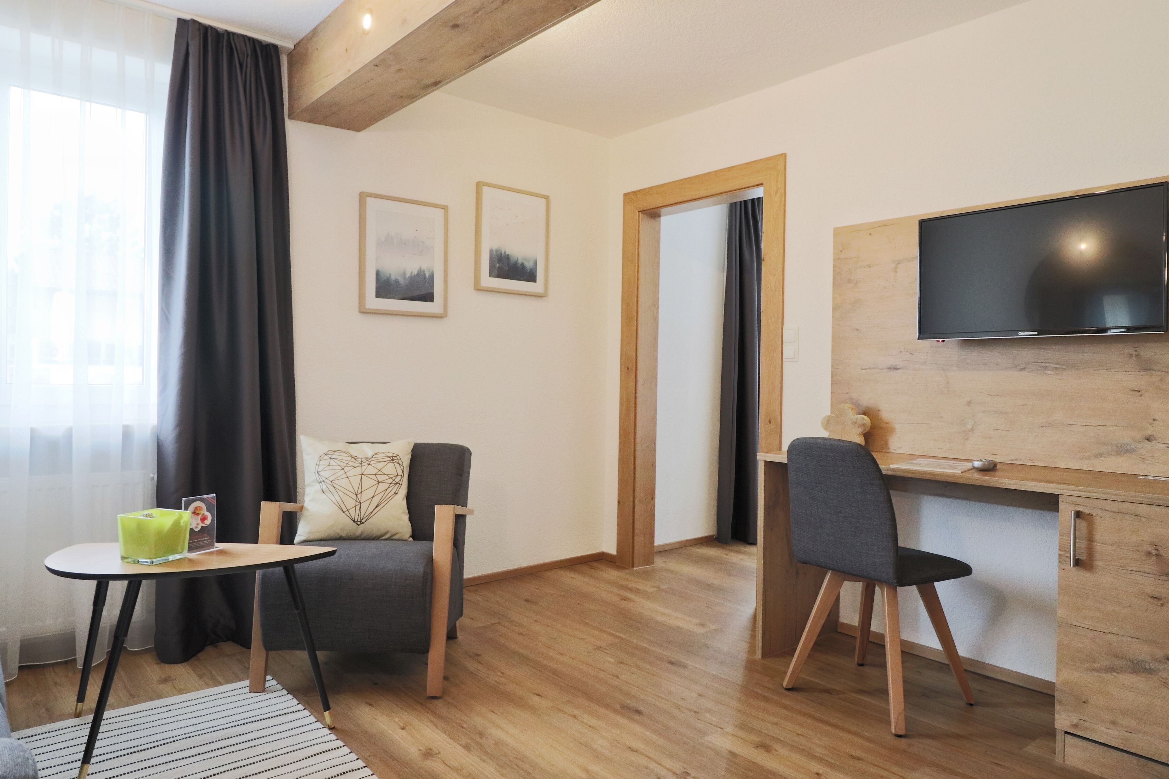 junior suite nr. 6 / nr. 10, balcony, mountain view | living room | lcd tv