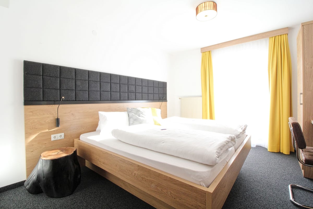 Standard Double Room, Balcony, Mountain View | Peralatan tempat tidur premium, peti besi dalam bilik